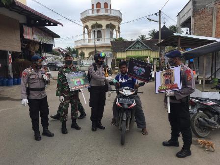 Brimob Aceh Bersama TNI Sosialisasi Prokes