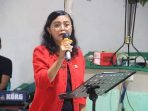 Kepala PPKB Kab.Nisbar Dra.Yuniamin zega Sosialisasikan peningkatan kompetesi tenaga pelayanan kesehatan Reproduksi.