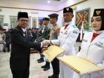 Pj Bupati Aceh Utara Serahkan Penghargaan Untuk Paskibra