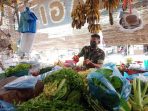 Babinsa Koramil 17/Spk, Turun Pasar Pantau Harga Sembako