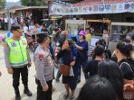 Sapa Warga di Pelabuhan Ambarita, Kapolda Sumut: Senang Liburannya Ya!